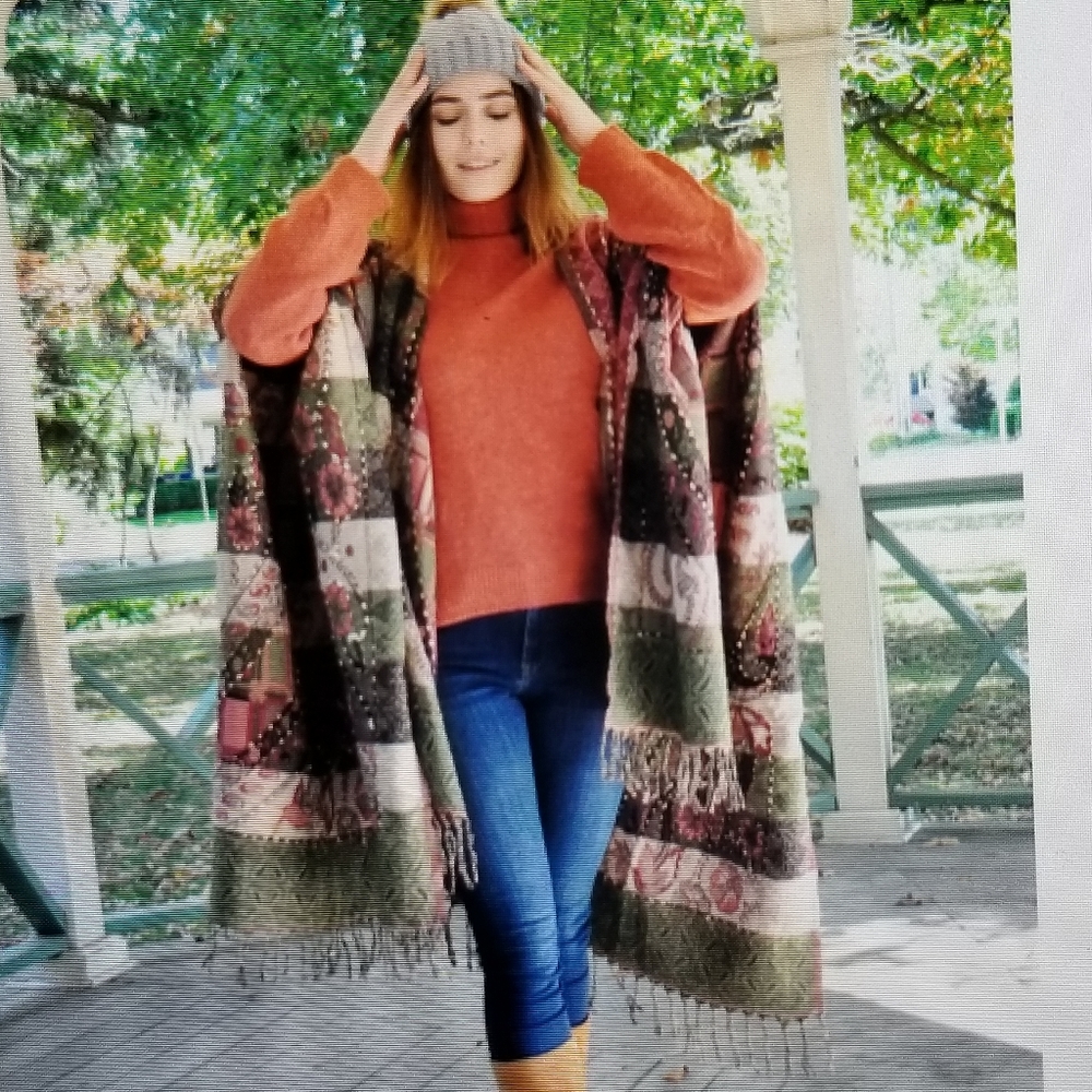 Fellowship Poncho Handwork Multi. - Picture 5 of 10
